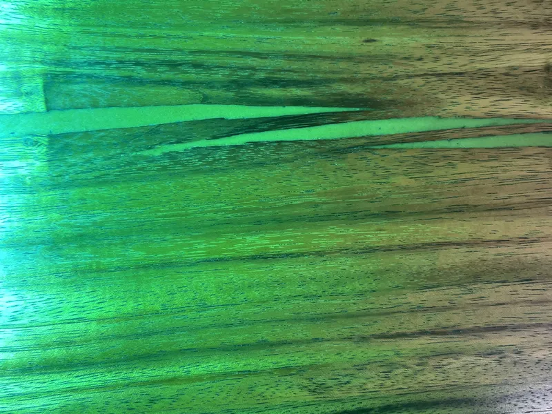 동탄 우드슬랩 식탁 UV 램프 경화 중