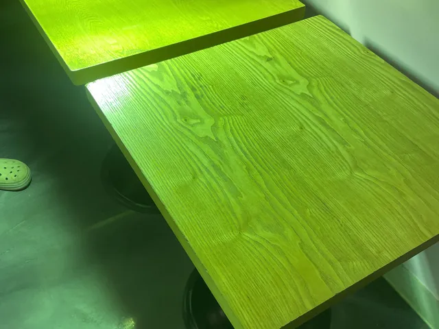 청라 카페 테이블 UV 램프 경화 작업 중