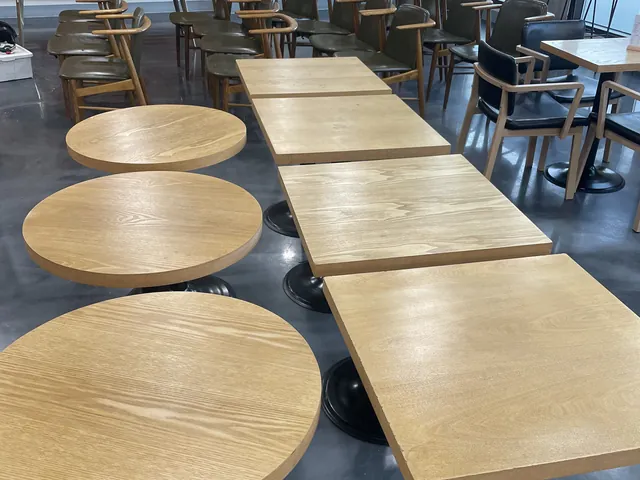 청라 카페 원형·사각 테이블 UV 코팅 완료